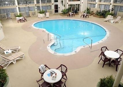 Clarion Hotel & Conference Center Нортхамптън Екстериор снимка