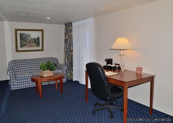 Clarion Hotel & Conference Center Нортхамптън Екстериор снимка