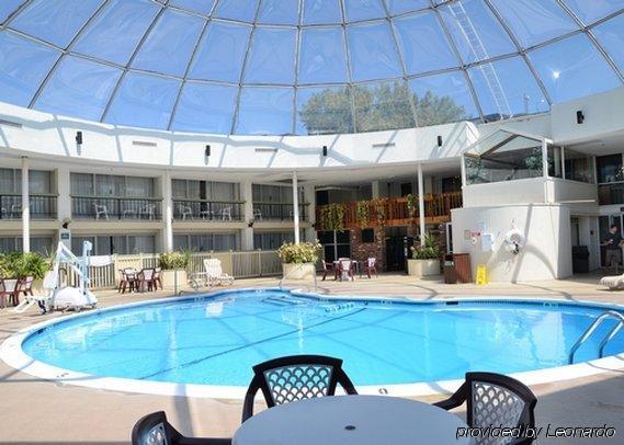 Clarion Hotel & Conference Center Нортхамптън Екстериор снимка